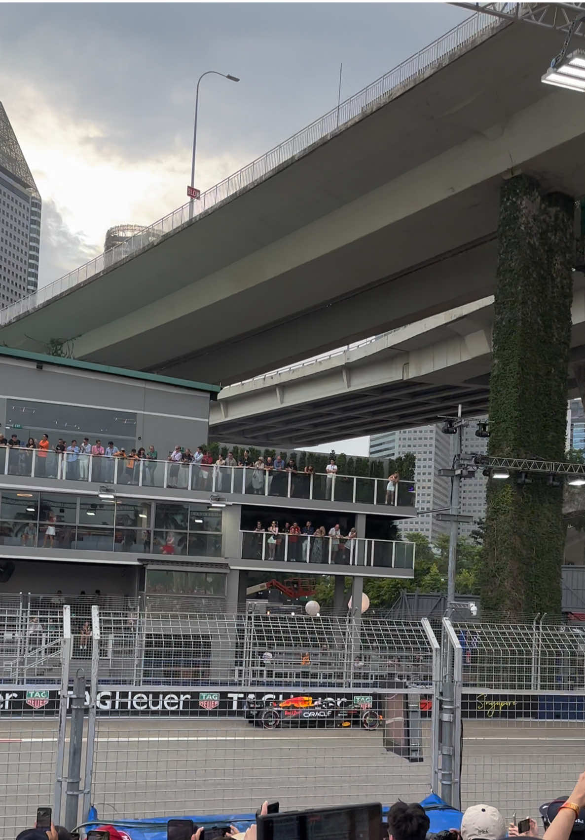 Catching my first glimpse of an F1 car on track esp Max… feels unreal 🏎️✨ #f1 #singaporegrandprix2025 #f1nightrace
