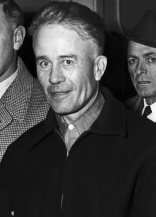 Ed Gein est né dans une ferme isolée à Plainfield, dans le Wisconsin. Son père était alcoolique et sa mère, Augusta, extrêmement religieuse et autoritaire. Elle lui inculqua une vision déformée du monde, diabolisant les femmes et prêchant la chasteté. Ed grandit isolé, sans amis, totalement dépendant de sa mère. Quand Augusta mourut en 1945, Ed, déjà fragile mentalement, sombra dans la solitude. Il conserva la ferme familiale dans un état délabré et développa une fascination morbide pour la mort et les cadavres. Ed Gein n’est officiellement reconnu coupable que de deux meurtres : Mary Hogan (1954) et Bernice Worden en 1957. Mais l’horreur a éclaté lors de l’arrestation : la police découvrit dans sa maison des morceaux de corps humains transformés en objets du quotidien (bols en crânes, abat-jour en peau humaine, ceinture faite de mamelons, masque en visage humain, etc.). On apprit qu’il déterrait des cadavres de femmes récemment enterrées, souvent ressemblantes à sa mère, pour les utiliser dans ses « bricolages » macabres. Jugé inapte mentalement, il fut interné dans un hôpital psychiatrique plutôt qu’en prison. Il y resta jusqu’à sa mort en 1984, d’un cancer.  #truecrime #TrueStory #fyp #Usa #edgein 