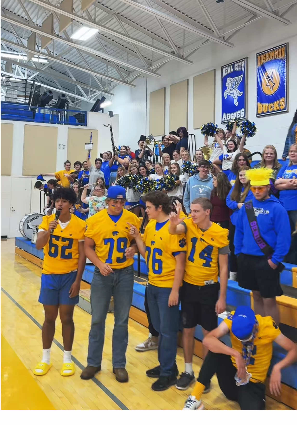Freeze🥶🫢🫡🤫 …. It’s HoCo Day!!!! 💙🏈💛 LET’S GO WILDCATS 💙🏈💛#fypシ #freezechallenge #crowd #hoco 
