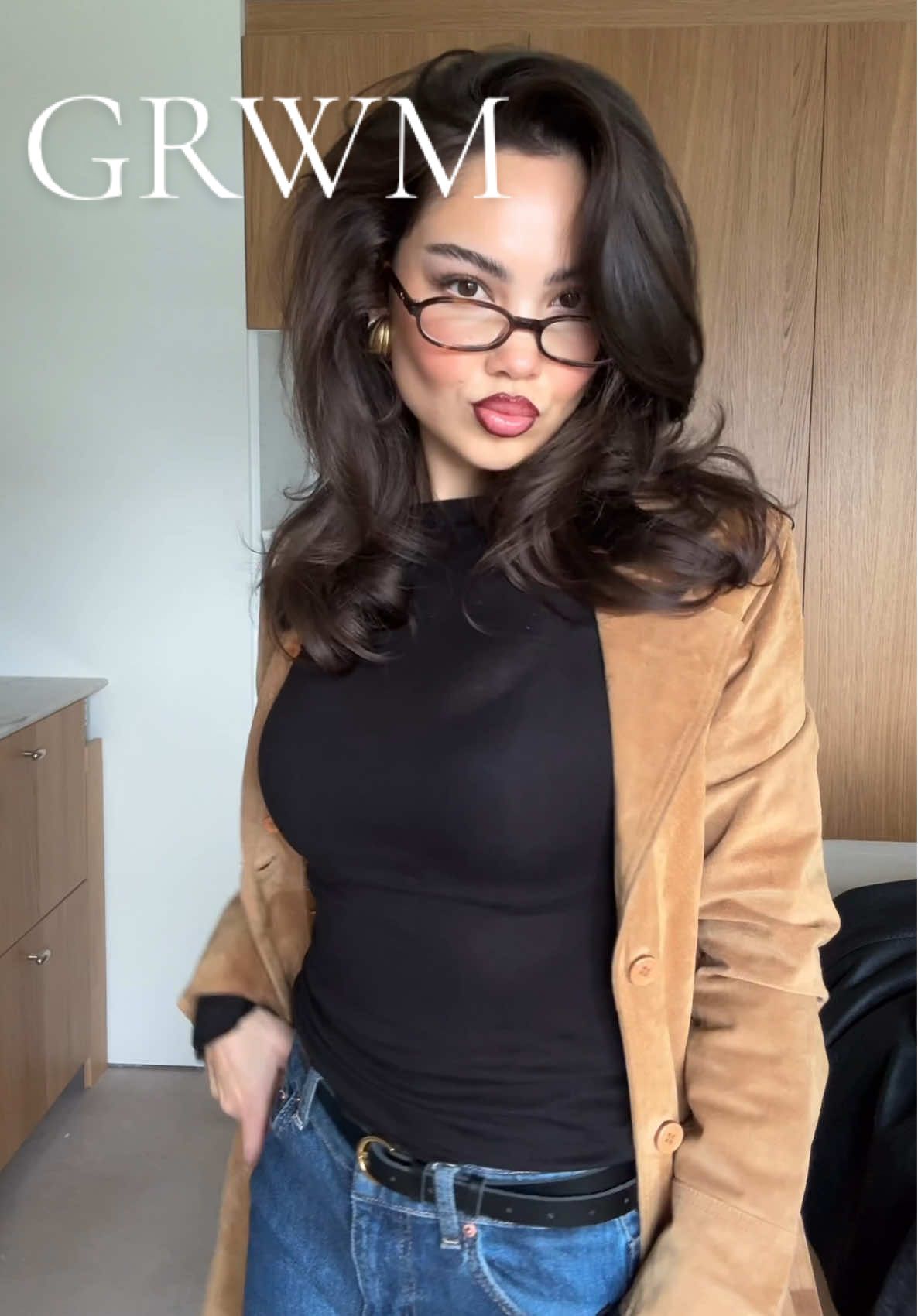 First fall outfit of the year, keeping it simple🧥🍂 More outfit styling, yes or no? #grwm #finishingtouches #outfitinspo #fallready #BeautyTok 