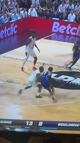 Wemby changed everyone’s mind 😂 #ibcourt #courtlanddh #fyp #wemby 