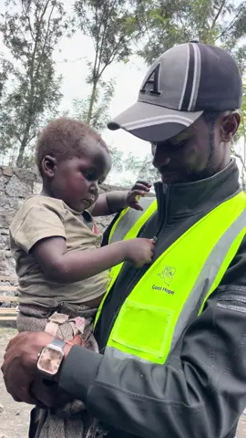 Mon parcours personnel est le moteur de mon action humanitaire. Ayant été élevé par la grâce de Dieu et ayant passé des années en orphelinat, j'ai pris l'engagement ferme de devenir une force positive dans la vie des autres. J'ai rapidement rejoint le secteur humanitaire pour mettre cette promesse à exécution. Ce milieu est plus qu'un lieu de travail ; c'est un endroit où je trouve mon équilibre et un sentiment d'appartenance. Je suis passionné par ces enfants, que je considère comme ma famille et dont j'assume le rôle de grand frère. En donnant le meilleur de moi-même, je contribue non seulement au bien-être des plus vulnérables, mais aussi à l'évolution et au développement durable de mon pays. Chaque œuvre caritative est une pierre ajoutée à cet édifice national. orphelinat Good Hope