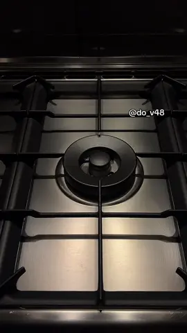 حلا سهل وسريع وبارد ✨بارت ون  الطريقة: الطبقة الاولى  كيك مهروس ونرتبها بالصينية ونسقيها بالقهوة  الطبقة الثانية  ٤ اكواب حليب وظرفين كريم كراميل ونحرك الين تغلي ونطفي عليها ونحط بالخلاط علبة قشطة وبكتين بسكوت وملعقتين قهوة سوداء ونحط كريم كراميل ونخلط الين تنخلط  ونحطها فوق الكيك وندخلها الثلاجة لليلة كاملة  #fyp #اكسبلور #حلا #حلا_بارد #حلا_سهل_ولذيذ 