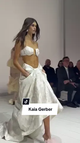 #kaiagerber is back on the runway! She closed Sarah Burton's @Givenchy Spring/Summer 2026 show at #parisfashionweek. #voguegermany #cindycrawford #TikTokFashion 