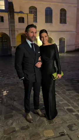 Pour Eva Longoria et son mari José Antonio Bastón, le défilé Victoria Beckham est un rendez-vous amoureux comme un autre 💘 #evalongoria #couplegoals #parisfashionweek #victoriabeckham Vidéo @enzoply 