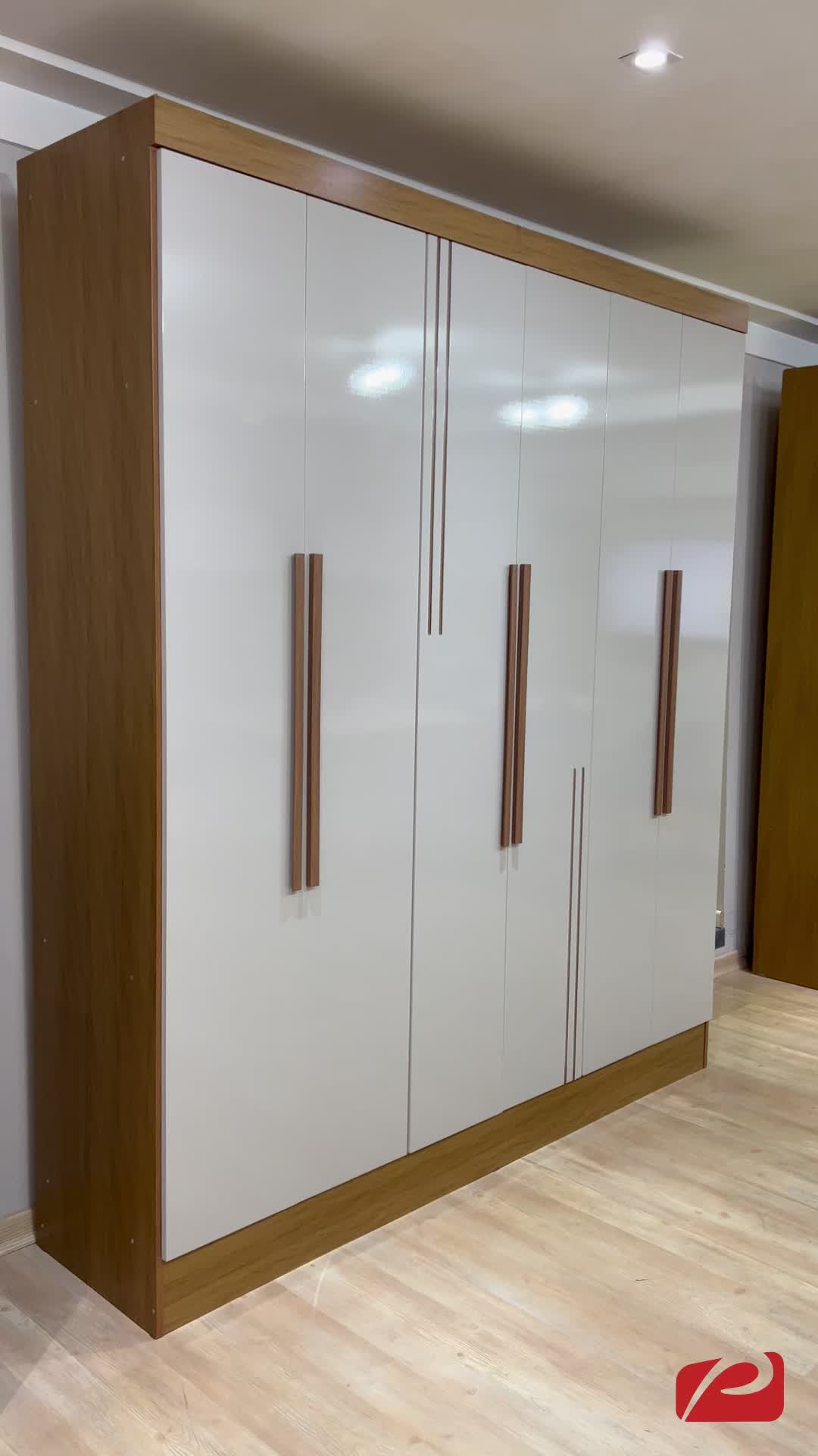 Um clássico atualizado! 🤩 O Guarda-Roupa Casal Risk é a escolha certa para quem busca a beleza atemporal das portas de bater com a modernidade das cores que estão em alta. Espaço interno bem distribuído para o casal, garantindo que a rotina fique mais prática e o quarto, sempre elegante. Dê dois cliques se você também ama essa combinação de cores! ❤️ #Organização #GuardaRoupaCasal #MóveisNovos #HomeDecor #Quarto #EstiloElegante #PanoramaMóveis
