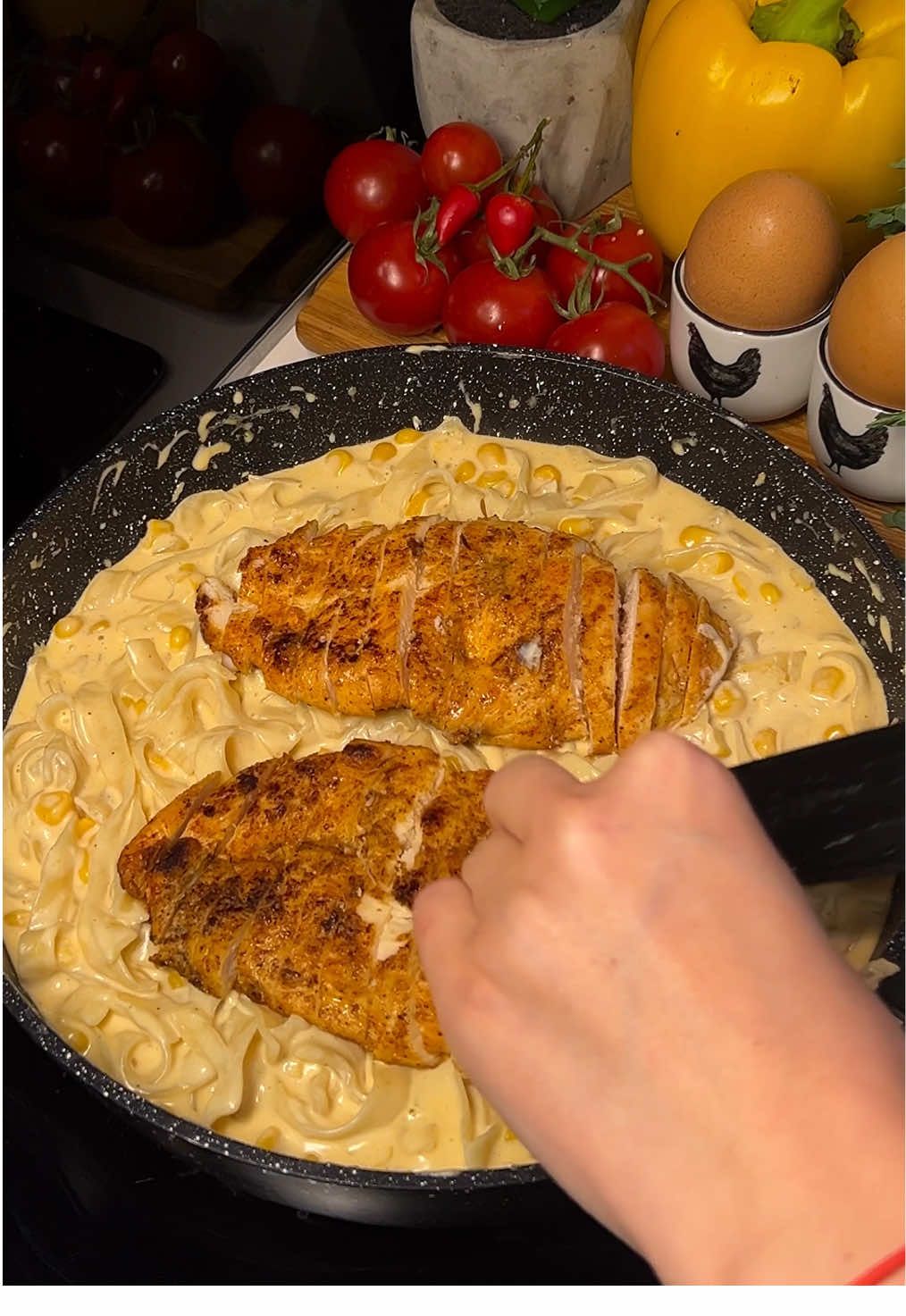 Паста Альфредо з куркою та кукурудзою 🌽 Інгредієнти: 	•	Курка: 	•	куряча грудка — 1 шт. 	•	сіль, чорний перець, паприка 	•	сухий часник 	•	оливкова олія 	•	Соус Альфредо: 	•	вершкове масло — 20 г 	•	часник — 3 зубчики (дрібно подрібнені) 	•	вершки 30% — 300 г 	•	пармезан — 70 г 	•	твердий сир — 100 г 	•	консервована кукурудза — 100 г 	•	сіль, чорний перець 	•	паста (фетучіні, пенне тощо) — 250 г 	•	свіжа петрушка для подачі Приготування: 	1.	Філе розрізати навпіл, натерти спеціями та оливковою олією. 	2.	Обсмажити на вершковому маслі до готовності з обох боків. Зняти з пательні. 	3.	У цій же пательні розтопити вершкове масло, додати часник і дрібно нарізану цибулю, обсмажити до аромату. 	4.	Влити вершки, додати сири та кукурудзу. Готувати на повільному вогні, поки сир розтане. 	5.	Пасту відварити до стану аль денте, перекласти в соус. Для більш рідкої консистенції додати трохи води від макарон. 	6.	Викласти курку зверху, прикрасити свіжою петрушкою.
