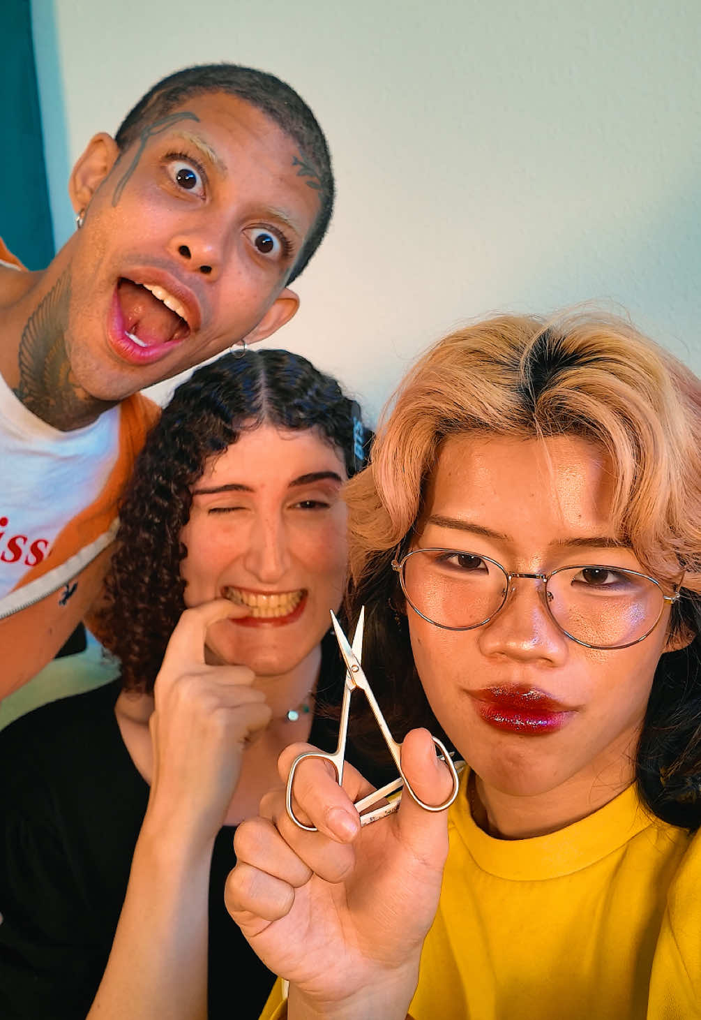 tweezing my friend’s eyebrows for the first time @Qamar  our elder: @Alluringskull 