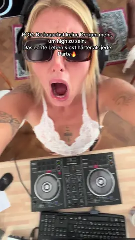 Freitagnacht. Diesmal nicht betäubt. Diesmal frei. Diesmal echt. Weil Bewusstsein und Selbstliebe alles verändern. Bist du bereit, über dich hinauszuwachsen? Dann chatte jetzt mit deinem Higher Self auf der @NewEarthApp und entdecke, wie echte Freiheit sich anfühlt. ✨ #fyp #mindset #SelfCare #spiritualität #womanpower #freiheit #manifestation #selflovejourney#spiritualgrowth#dance#party#tanzen#dj 