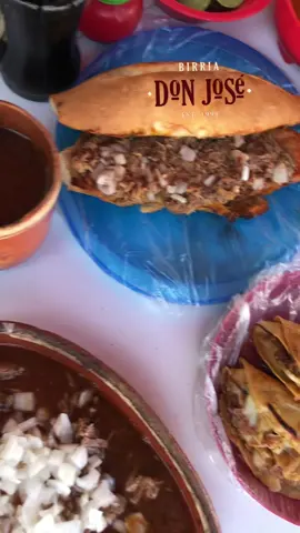 😋 Birria Don José, para sumergirse a una explosión de sabores auténticos. Con cada bocado es una experiencia única que te hará volver por más, ven y disfruta de la más deliciosa BIRRIA ya sea en orden, tacos, lonches, tacos con queso y mucho más…   Nos ubicamos en Calzada fresnos #7322 Col. Cd. Granja (Frente a Cd. Judicial). Zapopan Jalisco. Contamos con servicio a domicilio por la zona cercana en nuestros horarios:Lunes a viernes 08:00 am a 03:00 pm Sábados 08:00 am a 12:30 pm  DESCANSAMOS LOS DOMINGOS  wa.me/523325063620  También nos encuentras en aplicaciones como Uber Eats, Rappi y Didi Food  ¡TE ESPERAMOS!