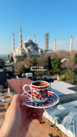 Fall in love, again and again…with Istanbul ✨🇹🇷 A city where every corner tells a story — of empires, mosaics, rooftops, sunsets and spice-scented streets. Here’s what not to miss on your first (or fifth) visit 👇 📍 Top places to experience the magic: – Sunset over the Bosphorus – Hagia Sophia & Blue Mosque – Balat’s colourful houses – A ferry ride between continents – Rooftop breakfasts with simit & çay – Grand Bazaar & Spice Market – Galata Tower views – Süleymaniye Mosque at golden hour 💡 Pro tip: autumn is the perfect season — warm days, fewer crowds, and golden light over the skyline. 📌 Save this for your future trip to Istanbul