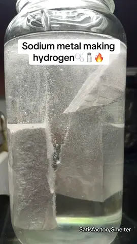 Sodium metal making hydrogen #RHCB #satisfying #Science #experiment #FYP 