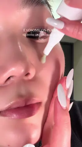 Non sticky glow... = tight pores, even skin tone and hydrated skin! Using @dr.nineteen_global exosome ampoule @celimax.global retina booster @rejuveon_official PDRN cream @blancdubu_official idebenone ampoule #kbeauty #koreanskincare #koreanbeauty #texturedskin #skin    