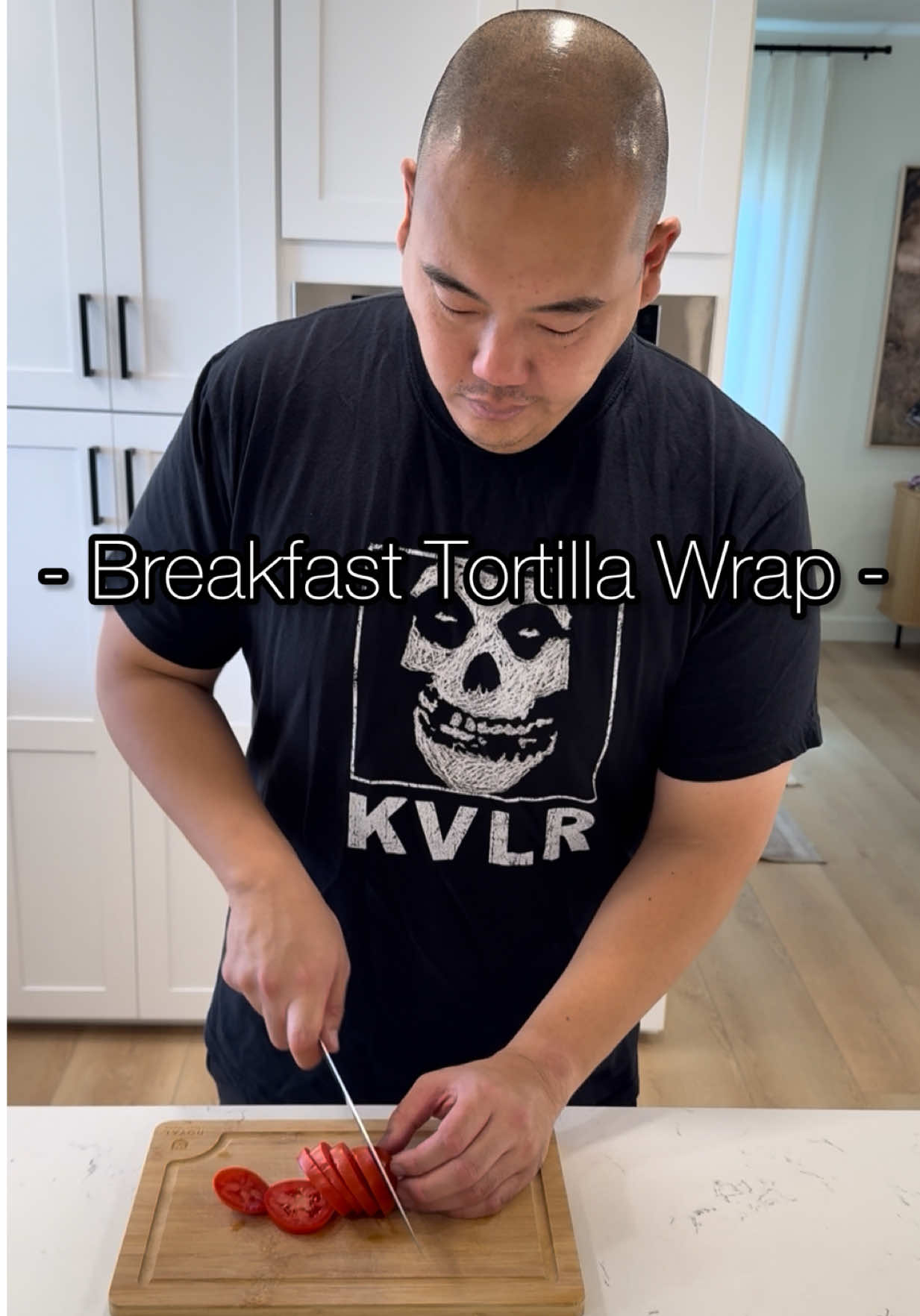 The wifey wanted something low carb so I decided to make some breakfast tortilla wraps. I used La Banderita zero net carb tortillas since they’re not only low carb, but also have protein. I added some rotisserie chicken to increase the protein as well. I made a random dipping sauce with sour cream and tapatio and they paired pretty well. Step by step instructions in the video. Ingredients posted below. Ingredients (2 servings): 2 Low carb tortilla 2 eggs 1 Tomato 1/2 cup Cheese 8 oz Rotisserie chicken 2 tbsp butter 1/4 cup Sour cream Tapatio #lowcarb #breakfasttortillawraps #Recipe #dadlife #dad     