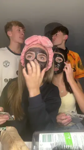 They were very excited for this 🤗 @Soph💗 @Ellis @sonnyjones96 #facemasks #fyp #viral #friends #boyfriend