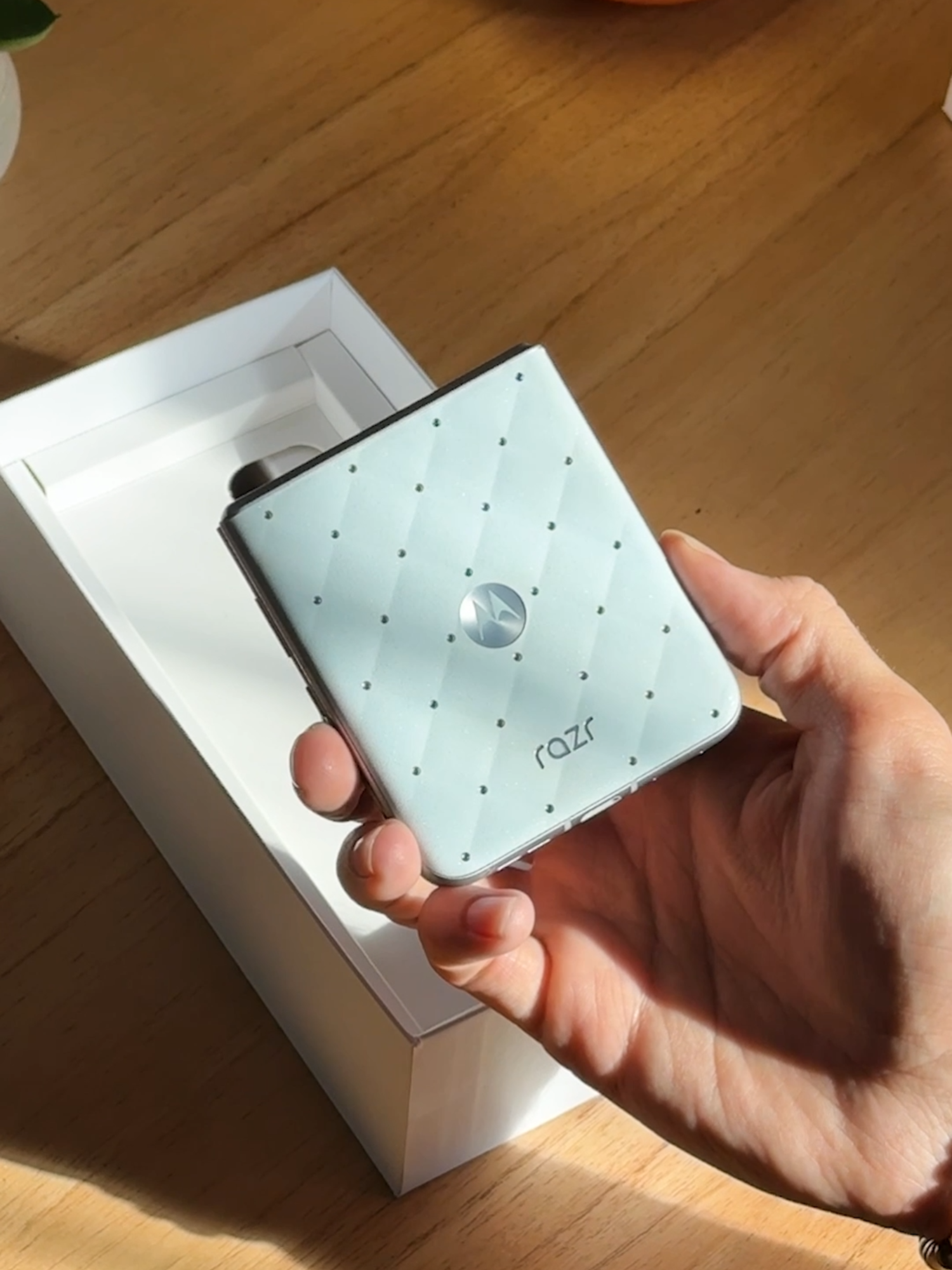 Unboxing del nuevo motorola razr 60 en el color PANTONE Ice Melt con cristales Swarovski #razr60 #PANTONEIceMelt #motorolaSwarovski