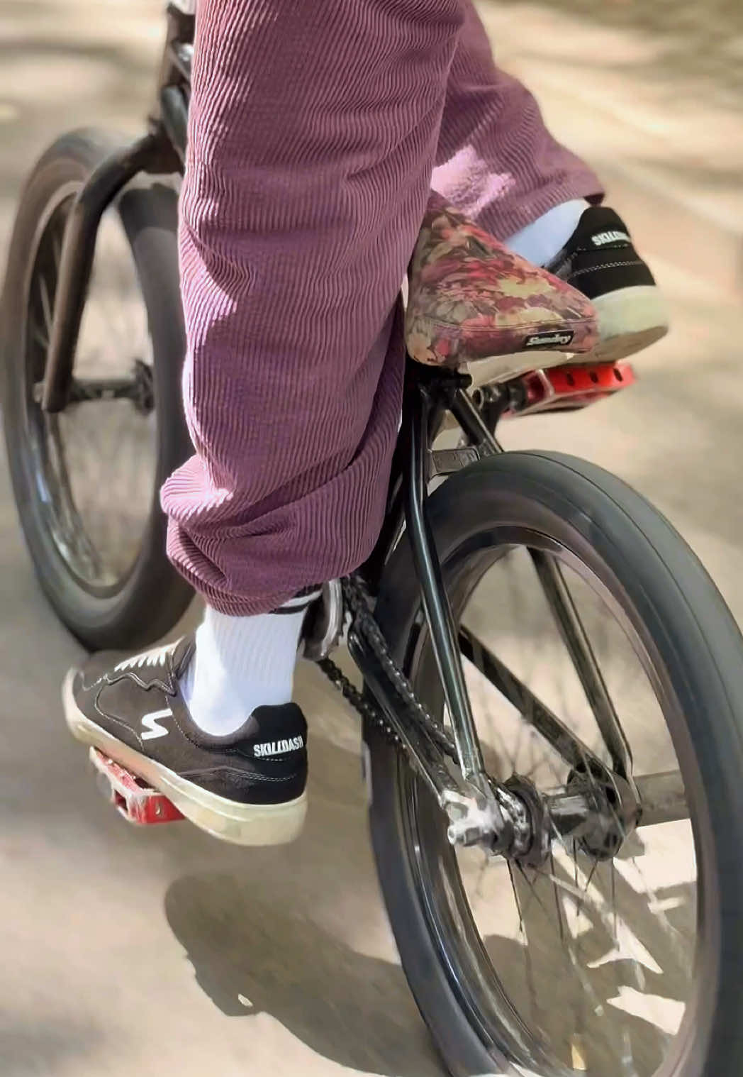 Sofia Shoes doing what they are supposed to do — taking their guy out there for some new experiences. 🌏 Get them at our store and then go ride bikes with your friends.  #bmx #bmxshoes #bmxstreet #bmxbrand #biking 