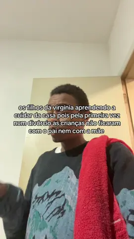 um passeando com a boiadeira e a outra sendo maria chuteira no outro lado do mundo kkkkk grande família 