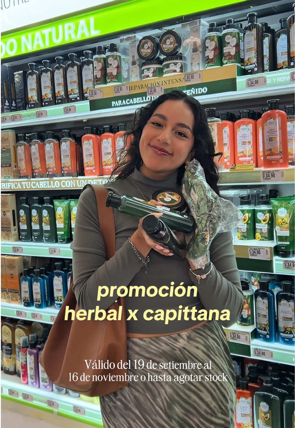 Me fui de compras y terminé con un algo lindo 💚 al comprar Herbal Essences en Plaza Vea, me llevé este neceser de Capittana 😍 Así que ya sabes, corre por tus favoritos, disfruta lo natural de @Herbal Essences LA y llévate ese detalle que todas queremos ✨ Solo de viernes a domingoss NSOs: NSOC35058-18PE / NSOC35095-18PE / NSOC56362-22PE 🔖 Términos y condiciones aquí: https://www.facebook.com/share/1F6kibXuah/?mibextid=wwXIfr #publicidad #herbalcapittana #plazavea #promocion 