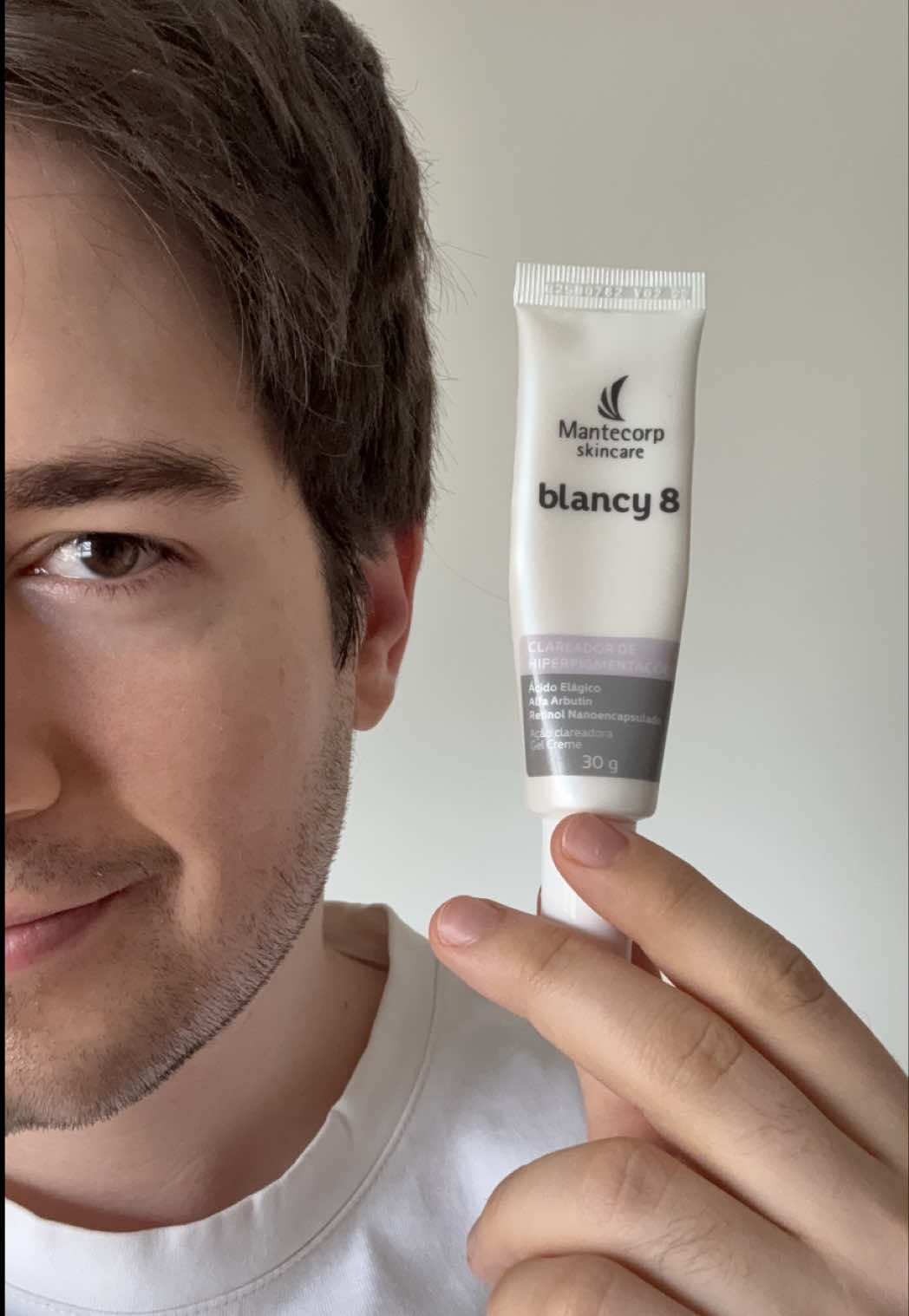 Pare de cometer estes 2 erros no tratamento de manchas e melasma!  Use protetor solar todo dia e um clareador que ataca as 3 fases de produção de pigmento. É por isso que o Blancy 8 da Mantecorp Skincare @Mantecorp uma pele uniforme. Ele tem 8 ativos como a Niacinamida, Alfa Arbutin, Ácido Elágico ,Alcaçuz , Vitamina C e Retinol Nano encapsulados e um pepdideo clareador exclusivo chamado PepWhite Nano, que agem antes, durante e depois da formação das manchas. Aproveite para garantir o seu com 20% de desconto usando o cupom BELEZACOMDU20 em compras acima de R$179,90 no site oficial #MantecorpSkincare #Blancy8 *Publi