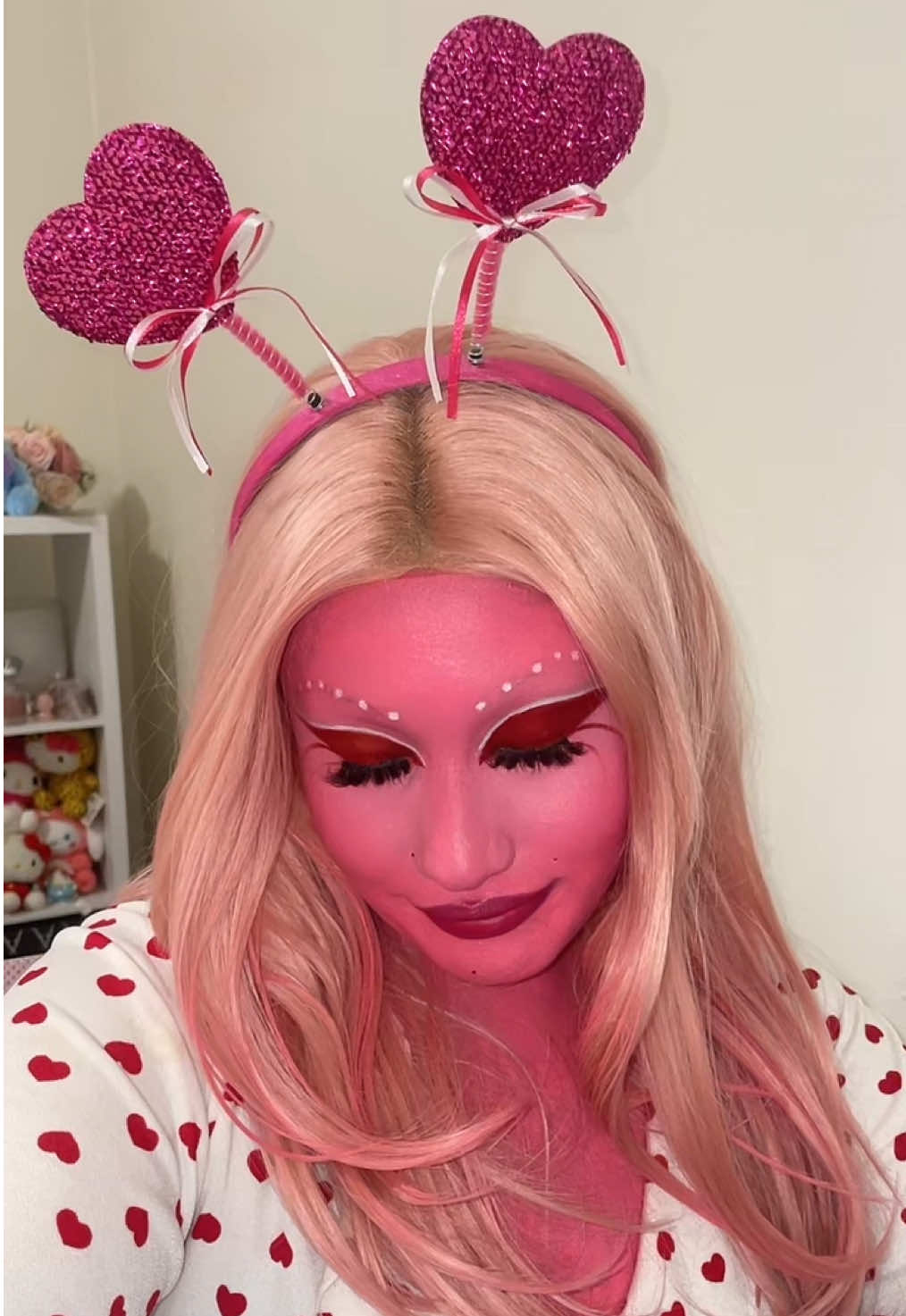 greetings from the planet of love ❤️💕😍 #alienmakeup #halloween #pink ok i’m actually scaring myself nvm 