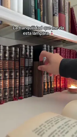 Mis lecturas son el doble de mágicas gracias al ambiente que genera esta lámpara 🌟 #libros #tiktokbook #lampara #decoracion #lectura  Gracias a los 3 tonos de luz que tiene la lámpara puedo adaptar mi rincón de lectura a la forma que más me gusta, pudiendo disfrutar mis lecturas y sumergirme en ellas ❤️‍🩹📖