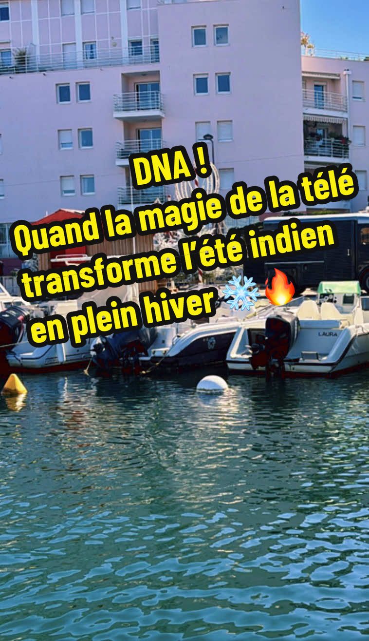 En plein mois d’octobre, sous 28°, je balade mes clients en semi-rigide quand soudain… un marché de Noël apparaît sur les quais de Sète ! 🎄✨ Sapins, boules, neige artificielle, acteurs emmitouflés en manteaux et bonnets… tout ça pour le tournage de Demain Nous Appartient. Je raconte aux passagers l’anecdote de l’an dernier, où malgré la chaleur d’été indien, les acteurs faisaient semblant d’avoir froid avec vin chaud et gants de laine. Résultat : un énorme fou rire partagé devant cette mise en scène hors du temps ! #DNA #Sete #CoulissesTournage #NoelEnOctobre #Humour 