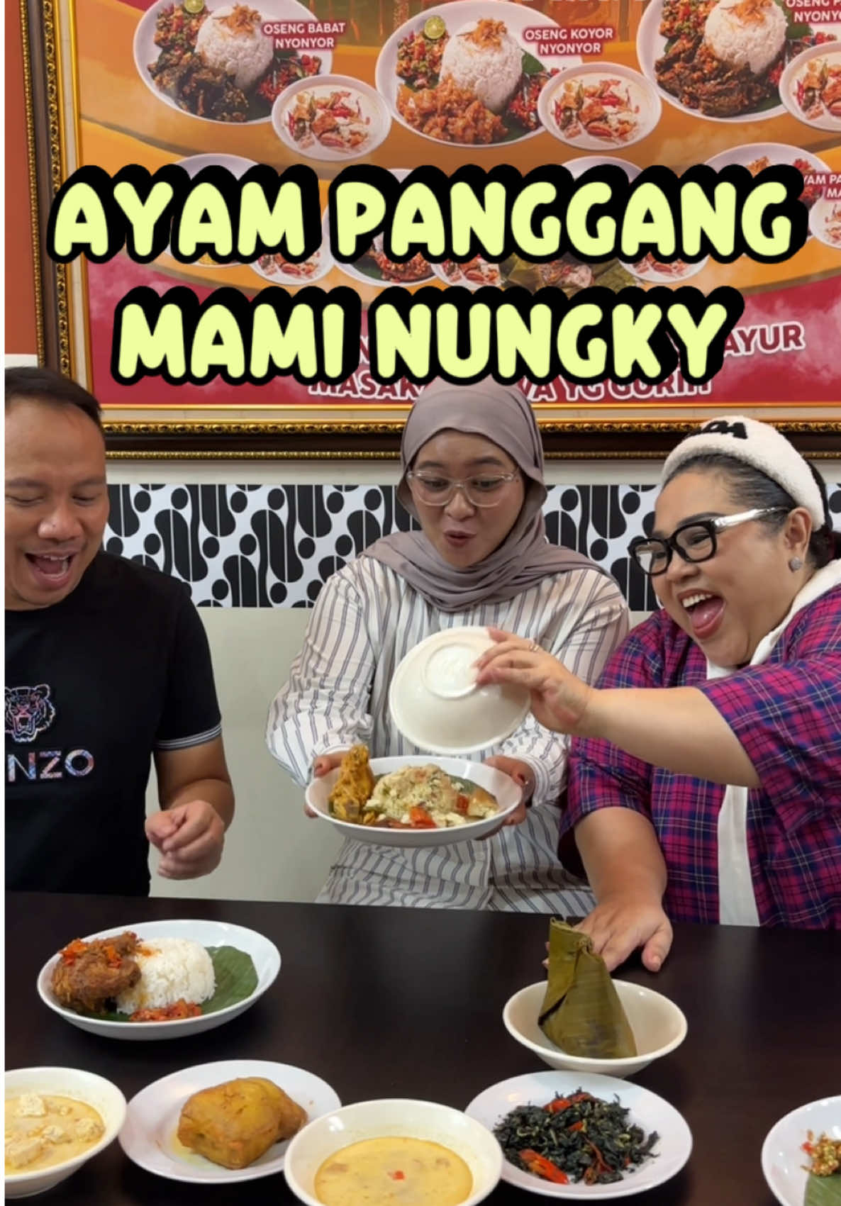 Nunung Srimulat x Vicky Prasetyo buka restoran, kolaborasi yang pas🫶🏼✨🥰. Ada ayam panggang gerabah dan ayam gireng selimut cinta pake resep Nunung. #ayampanggangmaminungky #placetogojaksel #vickyprasetyo #nunung #restoranbaru 