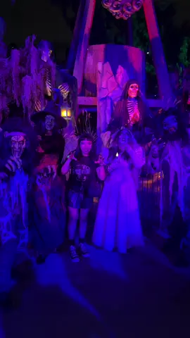 had so much fun! thanks @Knott’s Scary Farm  🖤👻 can't wait to go again!!! it's open now until Nov 1st #spookyseason #knottsscaryfarm #halloween #haunt  #creatorsearchinsights 