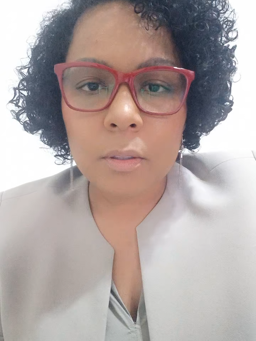 Você sabe a diferença entre Pai Biológico, Socioafetivo e Registral?  1. Pai Biológico É quem tem o vínculo genético com o filho. É a origem pela consanguinidade (laço de sangue). O reconhecimento deste pai pode ser feito no registro (assumindo a paternidade) ou após um exame de DNA.  2. Pai Registral É o nome que está na Certidão de Nascimento. É o reconhecimento legal da paternidade. Na maioria das vezes, o pai biológico é também o pai registral.  Pai Socioafetivo É o pai do coração e da convivência!  É o vínculo construído pela relação de afeto pública, contínua e duradoura, onde o adulto assume o papel de pai, dando amor, cuidado, sustento e educação.  A GRANDE NOVIDADE!  O Supremo Tribunal Federal (STF) garante que o Pai Socioafetivo tem os MESMOS direitos e deveres do Pai Biológico/Registral, incluindo herança, pensão alimentícia e direito de convivência.  Na verdade, o vínculo mais importante é o que se constrói todos os dias. O afeto é a base da família!  #Paternidade #DireitoDeFamília #PaiSocioafetivo #Afeto #Família 