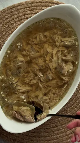 Тгк: ешь. люби. готовь.  Сколько человек мне написали про рецепт холодца😲 ⠀ По этому я не могу держать этот рецепт в секрете, рассказываю ↓ ⠀ Ингредиенты: ⠀ •целая курица •1 большая морковь •1 большая луковица •перец горошком •приправа для холодца с желатином [можно брать любой фирмы, какая больше понравится] •6-8 зубчиков чеснока •соль ⠀ Приготовление: ⠀ Курицу промыть, обсушить, разделать на части и сложить в большую кастрюлю [у меня 5 л], добавить целые очищенные лук и морковь и залить холодной водой ⠀ Варить до закипания на среднем огне, затем уменьшить огонь на минимум и варить бульон не меньше 2х часов, переодически снимая пенку, минут за 30 до окончания посолить [но не переборщите, так как приправа тоже содержит соль, добавьте где-то 3 ч л] ⠀ Затем достать курицу и овощи, добавить в бульон приправу для холодца и провариваем еще минут 5 до растворения желатина [обязатель попробуйте на соль], Обязательно потом процедить бульон через сито ⠀ С немного остывшего мяса снимаем кожу, отделяем мясо от костей и разделываем на волокна [оно само будет разваливаться у вас в руках] и выкладываем в глубокую форму, сверху посыпаем мелконарезынным чесноком [на одну форму ~3 зубчика] и заливаем сверху немного остывшим бульоном до самых краев формы ⠀ Оставляем остывать до комнатной температуры, а затем убираем в холодильник на 3-4 часа ⠀ И это один из лучших, быстрых, простых и вкусных холодцов, которые только можно приготовить 🤤 #холодец #заливное #холодецрецепт #домашнийхолодец #холодецизкурицы 