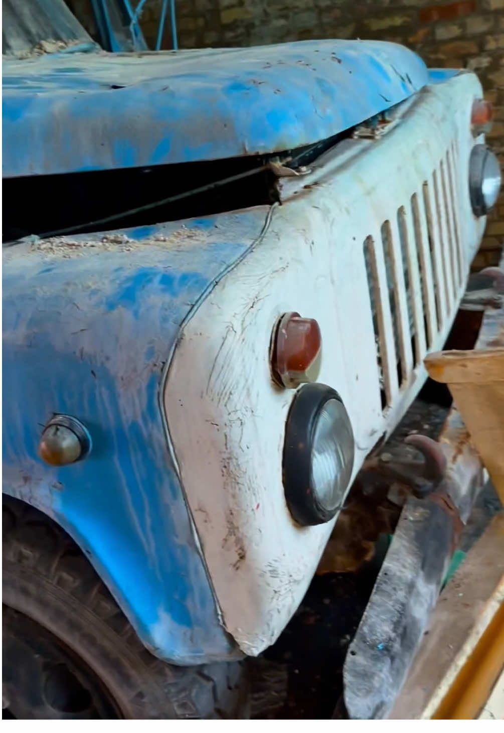 Заброшенный в авто в забытом разрушающемся гараже с окнами-стеклоблоками 🫢 #retrocar #retrocars #ссср #авто #находка 