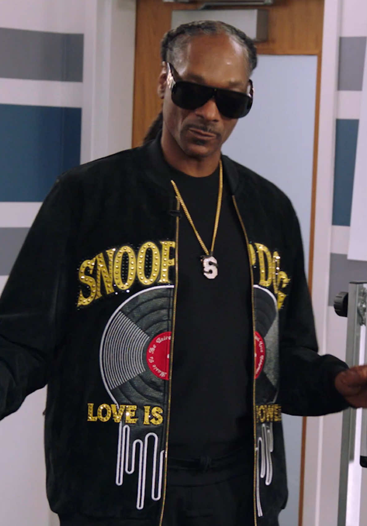 All hands in for Coach Snoop! #TheVoice | @NBC and Peacock #SnoopDogg #BlindAuditions