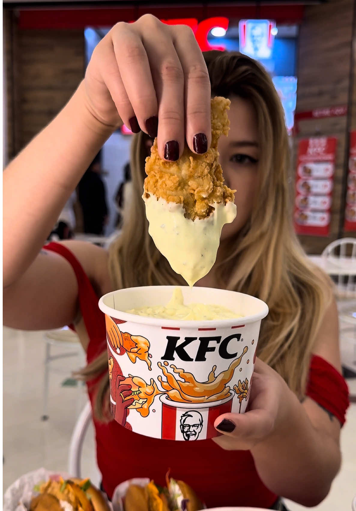 Fui conferir os novos sabores de baldes de molho do KFC com o frango mais crocante! @KFC Brasil  #VocêMereceMaisMolho #MolhoNoBaldeKFC *Publi *Consulte condições e regulamento no site: www.kfc.com.br