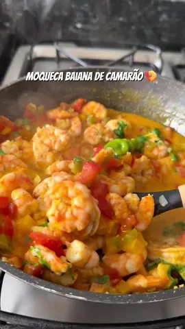 🦐✨ Moqueca Baiana de Camarão ✨ 📌 Ingredientes: 	•	500g de filé de camarão 	•	Suco de 1/2 limão 	•	Sal e pimenta-do-reino a gosto 	•	1 cebola picadinha 	•	1/2 pimentão vermelho 	•	1/2 pimentão verde 	•	1/2 pimentão amarelo 	•	1 tomate maduro picado 	•	2 colheres de sopa de azeite de dendê 	•	Azeite de oliva para refogar 	•	Cheiro-verde para finalizar 🥥 Leite de coco caseiro: 	•	1 coco seco ralado 	•	200 ml de água morna ✨ Modo de preparo: 1️⃣ Tempere o camarão com sal, pimenta e limão. Reserve. 2️⃣ No azeite de oliva, refogue cebola, tomate e pimentões. 3️⃣ Acrescente o leite de coco caseiro, (só bater conforme o vídeo) e o azeite de dendê.  4️⃣ Coloque os camarões e deixe cozinhar por 4 minutos, só até ficarem rosados. 5️⃣ Finalize com cheiro-verde e sirva com arroz branco, pirão, vinagrete e farofa de dendê.  🌿 Uma explosão de sabores baianos na sua mesa! 👉 Salva essa receita e marca quem vai provar essa delícia com você ❤️