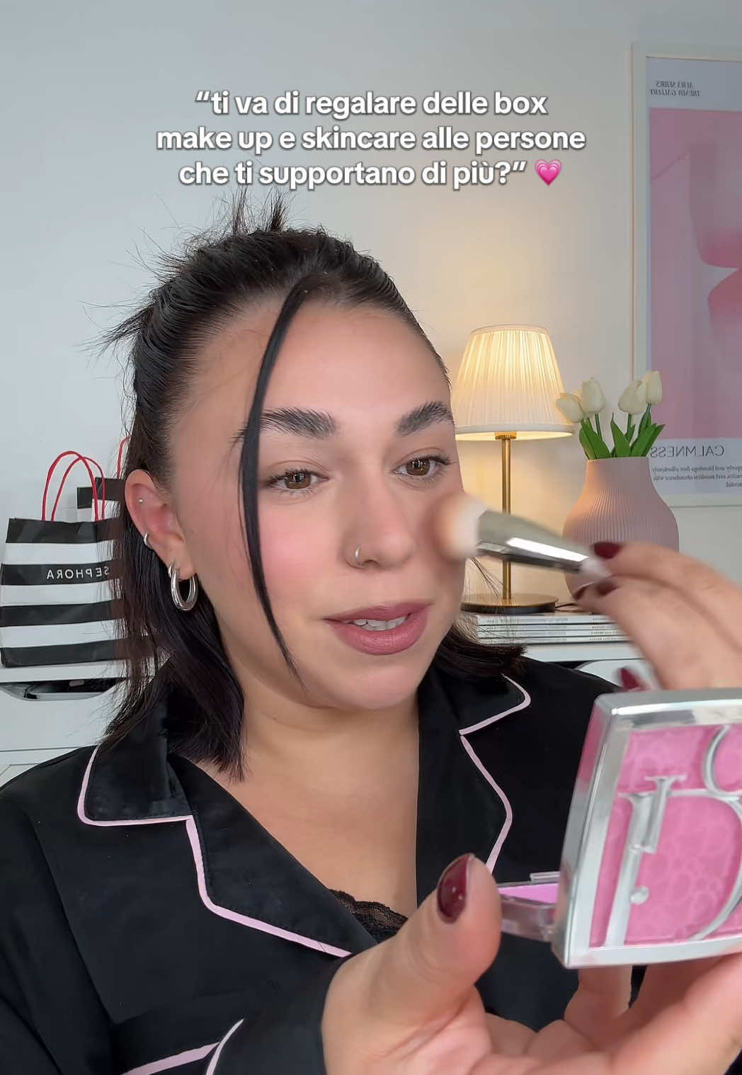 road to 25k: regalo delle box make up e skincare alle persone che mi supportano di più 💗 il vostro supporto per me è fondamentale! siete la mia community <3  è da tanto che penso di farlo e sinceramente non userò un metodo casuale. non mi piace l’idea che una persona possa ricevere un regalo e non apprezzarlo. per questo darò le box a chi mi sostiene di più sui miei profili social. leggerò tutti i commenti ogni giorno e guarderò il vostro supporto <3 spero vi piaccia 💗🎀🌸🌷 #boxmakeup #regalomakeup #makeup #makeupitalia #makeuplover 