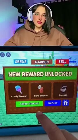 ¿Qué es Roblox y por qué es tan popular entre los jóvenes? Roblox es una plataforma de juegos en línea que permite a los usuarios crear, compartir y jugar millones de experiencias diseñadas por otros usuarios. Lanzada oficialmente en 2006, ha ganado una inmensa popularidad entre niños, adolescentes y jóvenes de todo el mundo, especialmente por su enfoque en la creatividad y la comunidad. Lo que diferencia a Roblox de otros videojuegos es que no es un solo juego, sino un universo virtual donde puedes encontrar todo tipo de mundos: desde simuladores de trabajos, aventuras, carreras, hasta experiencias de terror, rol o educación. Esto es posible gracias a Roblox Studio, la herramienta gratuita de desarrollo que cualquier usuario puede usar para crear sus propios juegos y compartirlos con millones de jugadores. ¿Cómo funciona Roblox? Para comenzar a jugar en Roblox, solo necesitas crear una cuenta gratuita. Desde ahí, puedes explorar miles de juegos creados por otros usuarios. Cada juego tiene sus propias reglas, estilo gráfico y mecánicas. Algunos de los más populares incluyen Brookhaven 🏡RP, Adopt Me!, Blox Fruits, Pet Simulator X y Tower of Hell. Roblox se basa en un modelo de economía virtual, donde los jugadores pueden comprar y usar Robux, la moneda del juego. Con Robux, puedes adquirir ropa para tu avatar, habilidades especiales o beneficios dentro de los juegos. Los desarrolladores también pueden ganar Robux con sus creaciones, e incluso convertirlos en dinero real a través del sistema de monetización de Roblox. Creatividad sin límites Una de las claves del éxito de Roblox es que fomenta la creatividad. Cualquiera puede ser desarrollador, diseñador o programador. No necesitas ser un experto: hay tutoriales, plantillas y una comunidad activa que ayuda a los nuevos creadores. Muchos niños y adolescentes han creado juegos exitosos y han aprendido habilidades como lógica de programación, diseño gráfico y trabajo en equipo, todo dentro de la plataforma. Además, Roblox Studio permite crear experiencias en 3D, usar animaciones, sonidos, scripts en lenguaje Lua, y ofrecer multijugador en tiempo real. Esta libertad creativa convierte a Roblox en una herramienta educativa potente. Comunidad y seguridad Roblox tiene una enorme comunidad global, con más de 200 millones de usuarios activos mensuales. Parte de su éxito se debe a su enfoque en la personalización del avatar, las interacciones sociales y la capacidad de jugar con amigos en cualquier parte del mundo. Sin embargo, debido a su público joven, también se han implementado medidas de control parental, moderación y filtros de chat para mantener la seguridad de los usuarios. Los padres pueden configurar límites de acceso, controlar las interacciones sociales y ver la actividad de sus hijos dentro del juego. ¿Por qué a tantos les gusta Roblox? Ofrece variedad infinita de juegos para todos los gustos. Fomenta la creatividad y el aprendizaje. Se puede jugar en móvil, PC, consola y tablet. Tiene una comunidad activa y muchas actualizaciones. Es un espacio social para hacer amigos y jugar en grupo. Roblox ha trascendido el mundo del gaming y se ha convertido en una plataforma donde millones de jóvenes pueden crear, explorar, aprender y divertirse. Y lo mejor es que su crecimiento continúa, con eventos en vivo, conciertos virtuales y colaboraciones con marcas globales. growagarden #growagardenlayout #growagardentreehouse #growagardenroblox #flowergrowagarden #growagardenupdate #sunflowergrowgarden #qweenbeegrowagarden #raccongrowagarden 