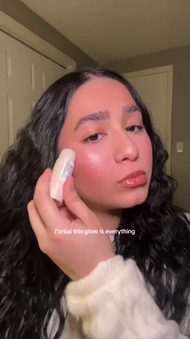 glow in one swipe ☀️ ✨ @loréal paris usa @L’Oréal Paris #LorealMakeup #GlowStick #DrugstoreMakeup #GlowySkin #BeautyTok
