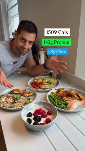 Realistic & Simple 1500 calorie day of eating ⤵️✨ High protein ✅ High fibre ✅ 4 easy meals 👇 🥞 Meal 1 • 2 slices white bread • 30g avocado • 3 eggs • 80g cherry tomatoes 410 kcal | 28g P | 5g fibre 🥔 Meal 2 • 200g potato (with skin) • 1 salmon fillet • 100g broccoli 395 kcal | 31g P | 8g fibre 🥗 Meal 3 • 30g feta cheese • 100g beetroot • 20g olives • 80 cals lettuce • 120g cooked chicken breast 489 kcal | 50g P | 9g fibre 🍓 Meal 4 • 100g berries • 1 scoop whey protein • 150g fat-free Greek yogurt 215 kcal | 34g P | 7g fibre ✨ Daily Totals 1509 kcal | 143g P | 28g fibre