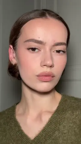 @THESAEM_official triple pot concealer @Benefit Cosmetics brow pencil & clear brow gel @Judydoll_official brow pen & liquid highlighter contour duo & contour duo palette @milkmakeup sculpt stick @rhode skin pocket blush @Armani beauty luminous silk foundation @makeupbymario loose setting powder & setting spray @ONE SIZE BEAUTY blurring setting powder @진.짜 릴리바이레드 lip blending stick @HERA sensual nude gloss @makeupforever artist pencil endless cacao  #makeup #makeuptutorial #fallmakeup #makeuplook #naturalmakeup 