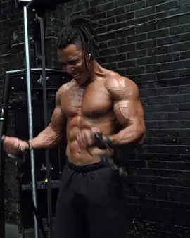 💥 Rutina de bíceps completa 💥 Aquí tienes 4 ejercicios poderosos para ganar fuerza y volumen en tus brazos. Guarda esta rutina de bíceps y comenta si te gustan 💪🔥  