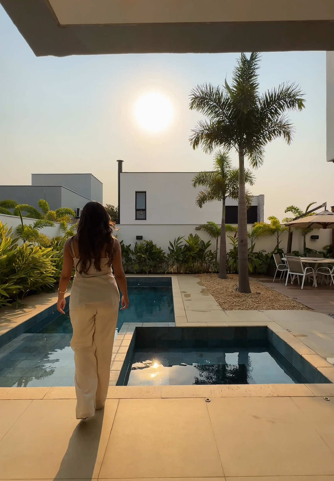 Casa com 3 Suítes à venda, no Condomínio Alphaville Nova Esplanada na cidade de Votorantim/SP 🏡 ✨ Esta residência com porteira fechada é a escolha ideal para quem busca um imóvel de alto padrão, onde cada detalhe foi pensado para proporcionar conforto, funcionalidade e estilo. 🛌 3 Suítes, incluindo uma suíte master com um amplo closet e uma banheira aquecida para relaxamento 🎬 Home theater com som ambiente integrado e automação 🍳 Cozinha com ilha de 4,5 metros em granito preto estelar 🍽 Área Gourmet 🛋 Amplo living 🌳 Quintal impecável com paisagismo, piscinaaquecida e Spa 📏 351 m² de área construída 📐 405 m² de área do terreno Condomínio Alphaville Nova Esplanada: 🛡 Segurança 24 horas 🏞 Ampla área de lazer com clube 🌲 Bosque e diversas praças ⚡ Fiação subterrânea 🏋 Academia completa 🎉 2 salões de festas 🏊 Piscina adulto e infantil 🎾 Quadras de tênis ⚽ Quadra de futebol 🏀 Quadra poliesportiva 📍 Ótima localização próximo ao Shopping Iguatemi Esplanada e demais comércios e serviços E aí, gostou? Então digite o código “CA3801” na barra de pesquisa do nosso site para saber mais e agendar a sua visita. (Link na bio!) Ou ligue: (15) 99820-9855 (Atendemos também pelo WhatsApp) #casadossonhos #lardocelar #imovelavenda #arquitetura #casasincriveis                