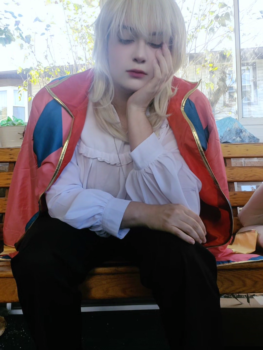 Here is a video of Howl, Ive been wanting to cosplay him for a while so now I finally got too. The filter really distorted my face though 😭 #howlsmovingcastle #studioghibli #howlpendragon #howlpendragoncosplay #fyp 