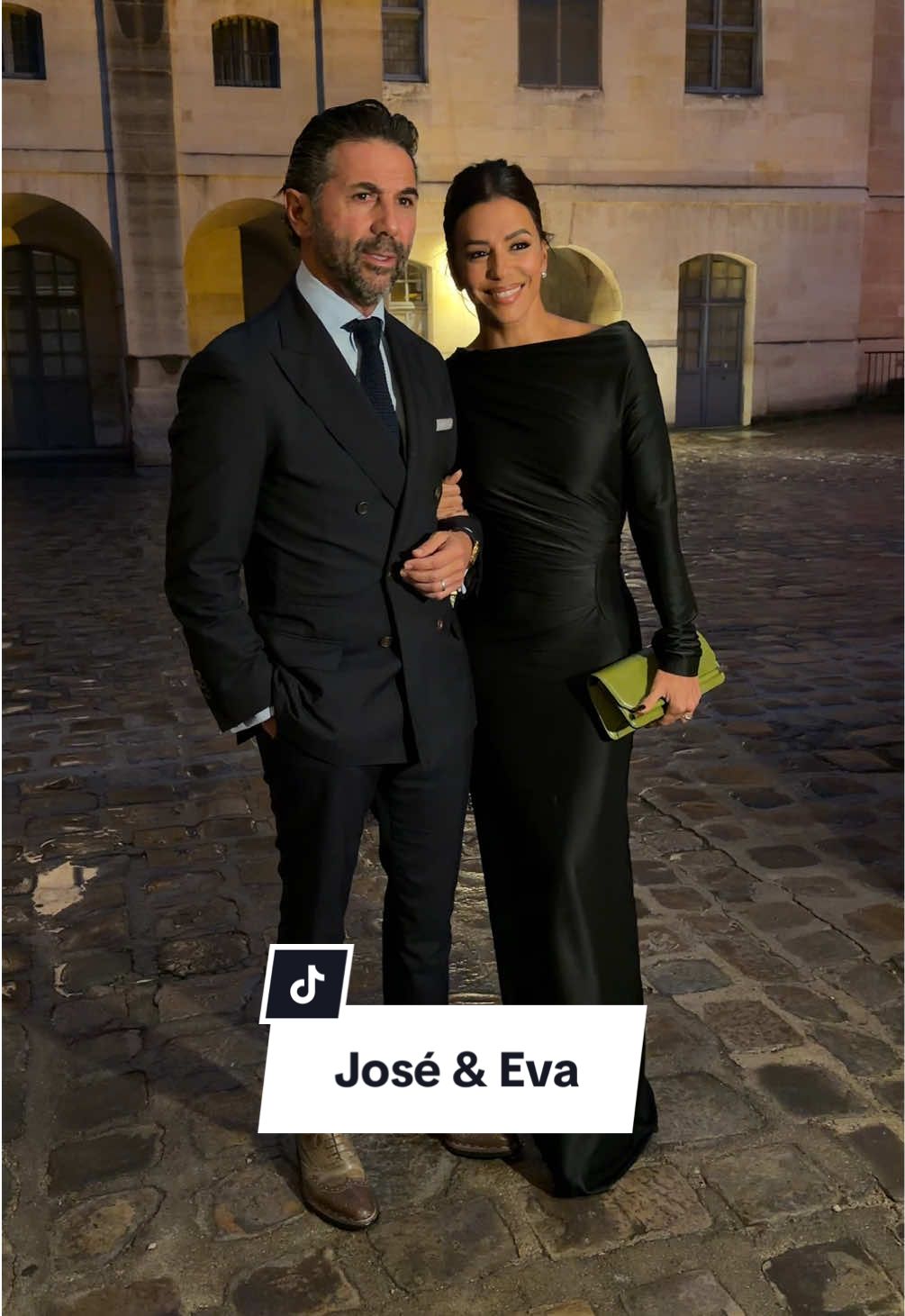 #evalongoria and her husband #josebaston at the @Victoria Beckham Spring/Summer 2026 show at #parisfashionweek. #voguegermany #desperatehousewives   (Video: @enzoply)