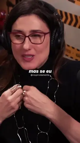 Se eu pudesse te ensinar só uma coisa, seria isso:  errar é bonito.  É isso mesmo que você leu. Errar é humano, é necessário — e é profundamente belo.  Porque é errando que a gente cresce. É errando que a gente se conhece. É errando que a gente aprende o que serve e o que não serve pra nossa vida. Mas a gente foi ensinado a ter vergonha do erro, como se errar fosse sinônimo de fracasso.  Não é.  Errar é sinal de que você tentou.  Tentou viver. Tentou se encontrar. Tentou ser alguém melhor. E se alguém apontar o dedo e disser:  — “Você errou.”  A resposta mais honesta e corajosa é:  — “Sim. Eu errei. Porque estou tentando viver. E viver exige tentativa, coragem e muitos tropeços.” Ninguém nasce sabendo. Ninguém passa por essa vida ileso.  Erre. Mas erre com verdade.  Se perdoe. Aprenda. Recomece.  E siga sabendo que você tá virando uma pessoa cada vez mais rica — de verdade, de visão, de sensibilidade, de humanidade. A vida não exige perfeição. Ela exige presença.  Ela exige coragem de mergulhar, mesmo sem saber nadar direito.  E você?  Já conseguiu enxergar beleza nos seus próprios erros?#LIVEIncentiveProgram #LIVEwithlowfollowers #PaidPartnership 