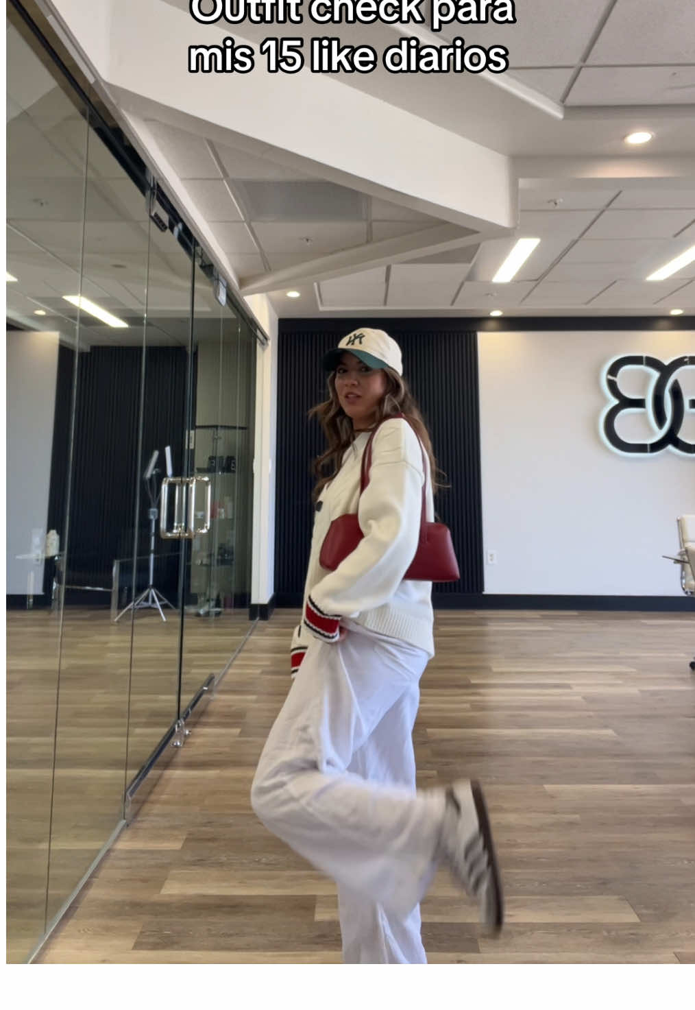 Hoy me vine un poco relajada, quería estar cómoda en la oficina 🥵 sweater @Tommy Hilfiger  #officelife #simpleoutfit #office #bussinecasual 