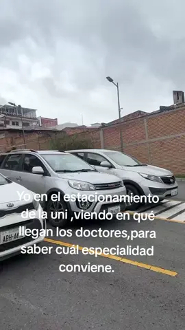 En el estacionamiento de la uni, viendo cual especulación me conviene  #university #ucacue #odontologia #especilidadesodonto #viraltiktok 