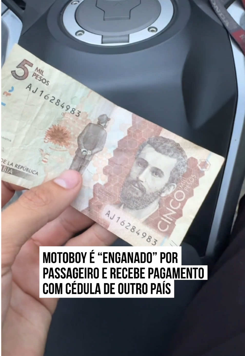 🤣 Erick Gustavo compartilhou uma situação para lá de inusitada durante um dia de trabalho. Tudo parecia normal quando o jovem levou um passageiro até o bairro da #Lapa, em #SãoPaulo, até o momento de receber o pagamento. A corrida, que havia dado R$ 5, foi paga com uma cédula de cinco mil pesos colombianos.  Erick acabou se empolgando, acreditando que havia recebido uma gorjeta generosa, no entanto, não era a fortuna que o número sugeria. Na cotação atual, o valor equivale a cerca de R$ 6,85. A cena rapidamente viralizou nas redes sociais e divertiu os internautas. Acontece, né? #TikTokNotícias 📹 erickguxtavoo (ig) | @Myhoodbr 