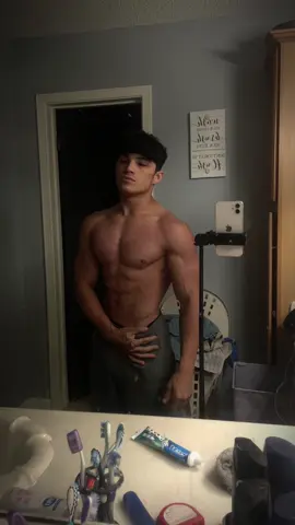 #gym #bodybuilding #pose Should I hope on stage 🤣👀