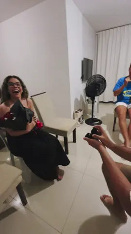 Só um pouquinho surpresa 😂💍 #PedidoDeCasamento #Noivado #Casal #SimMilVezesSim #momentosquemarcam 